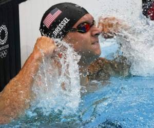 El estadounidense Caeleb Dressel celebra su medalla de oro en los 50 metros libres, el domingo 1 de agosto de 2021, en Tokio. Foto:AP