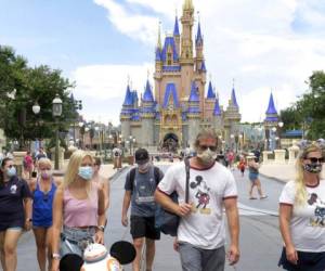 Empleados de Disney no podrán tomarles fotos a los visitantes que lo soliciten porque no deben tocar los objetos de otra persona. Foto: AP.