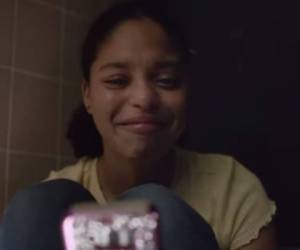 En el video, una niña llora al escuchar los pasos de su agresor. Foto: Captura de video.