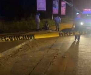 El cuerpo del hombre quedó tendido en la acera.