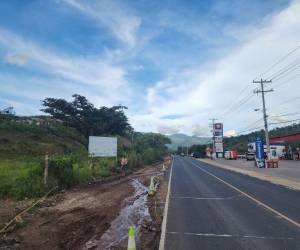 En la carretera hacia Valle de Ángeles se ejecutan trabajos de estabilización de la subrasante con cal al 5% y colocación de subbase como parte de la ampliación del corredor vial.