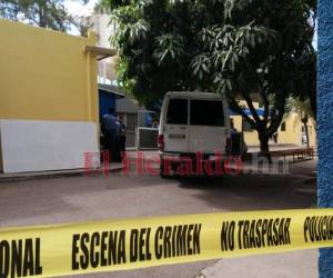 Las autoridades de Medicina Forense realizaron el levantamiento del cadáver. Foto Alex Pérez| EL HERALDO