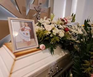 Flores de todo tipo adornan el féretro de la pequeña Leyreth Naiara Aguilar Rodríguez, de tan solo 10 años. La foto de ella en vida es lo último que pueden ver sus familiares, un recuerdo que hoy deja dolor tras su muerte la tarde de ayer lunes en un accidente ocurrido en Villa Nueva de Tegucigalpa.