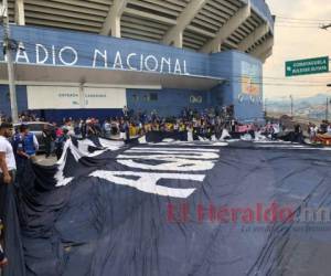Las mantas gigantes están siendo parte del jolgorio azul en el Estadio Nacional. | Foto: El Heraldo.