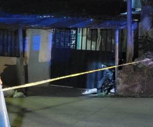 El cuerpo de Walter Alexander Triminio Vásquez quedó tendido en el suelo afuera de su casa.