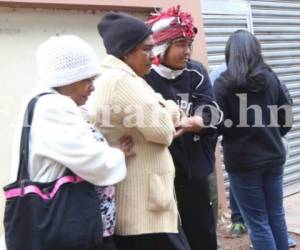 El dolor de la familia de Maylin Camila Rodríguez Bonilla la joven de 17 años que fue asesinada el domingo junto a su novio en la colonia Nueva Galilea de la capital de Honduras (Foto: Alex Pérez / Sucesos de Honduras / El Heraldo Honduras / Noticias de Honduras)