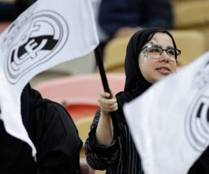 Aficionadas en las tribunas agitan banderas del Real Madrid previo al partido de la Supercopa española entre el Real Madrid y el Valencia en Yeda, Arabia Saudita, el miércoles 8 de enero de 2020.