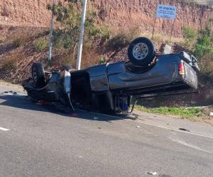 El vehículo en el que se transportaban las personas que resultaron heridos y el fallecido, quedó con las llantas hacia arriba en la orilla del carril que conduce a Comayagua.