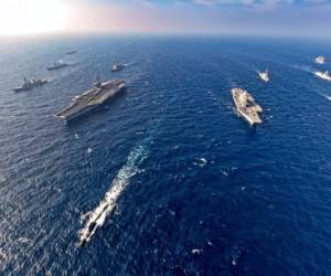 Comenzó en 1992 como ejercicio bilateral de las marinas india y estadounidense. Japón se sumó en 2015. Este año participa la marina australiana por primera vez desde 2007. Foto: AP.