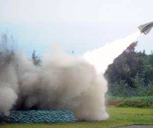 (ARCHIVOS) En esta foto de archivo tomada el 9 de julio de 2012, se lanza un misil tierra-aire Hawk durante un simulacro de misiles militares con fuego real en una base militar en Chiupeng, en el condado de Pingtung, en el sur de Taiwán.