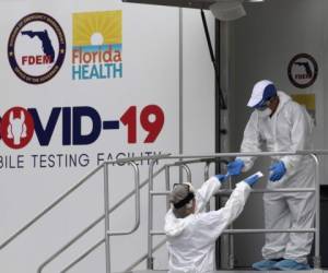 Trabajadores de salud en un sitio de pruebas COVID-19 durante la pandemia de coronavirus, el viernes 17 de julio de 2020 en Miami Beach, Florida. (AP Foto/Lynne Sladky).