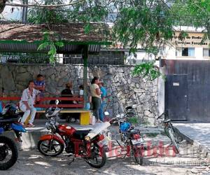 Familiares reclamaron ayer los cuerpos de las víctimas en la morgue de San Pedro Sula.