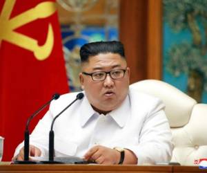 Según la agencia, Kim dijo que existía “una situación crítica en la que se podía decir que el virus perverso entró al país”. AP.