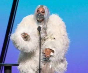 Gaga ganó múltiples galardones el domingo, la mayoría por su éxito No. 1 con Ariana Grande “Rain on Me”, que interpretaron juntas por primera vez en vivo. AP.