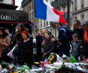 Nueve hombres armados y con chalecos explosivos atacaron con minutos de diferencia el estadio nacional de Francia, la sala de conciertos Bataclan y restaurantes y cafeterías de París el 13 de noviembre de 2015.