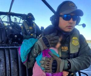 La menor, de nacionalidad desconocida, fue hallada mientras permanecía sentada a orillas del río Grande, en la frontera de Texas.
