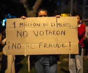 Las elecciones generales de Perú quedaron empañadas por una serie de irregularidades en su organización que llevaron al candidato ultraderechista Rafael López Aliaga a denunciar, sin que haya pruebas sólidas, un fraude en su contra y pedir la captura inmediata del jefe de la Oficina Nacional de Procesos Electorales (ONPE), Piero Corvetto, quien dimitió del cargo este martes.
