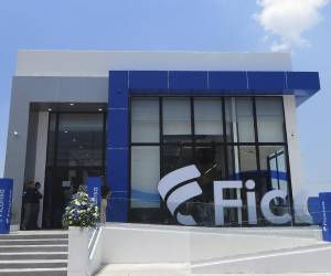 Autoridades de Ficohsa durante el acto de inauguración de la nueva agencia en bulevar Suyapa.