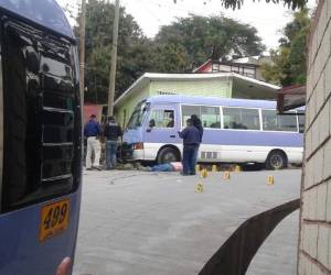 El cuerpo de Manuel de Jesús Arias quedó tendido al lado de la unidad en la que diariamente laboraba. (Foto: Estalyn Irias).