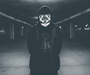 En la basura o en botines están los millones para adecentar la ley y sus vertebras que indultan a altos dignatarios salpicados en groseros actos y colosales atracos. Foto: Canva