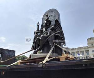 El Templo Satánico devela su estatua de Baphomet en un acto en defensa de la libertad de religión en Little Rock, Arkansas, Estados Unidos. (Foto: AP)