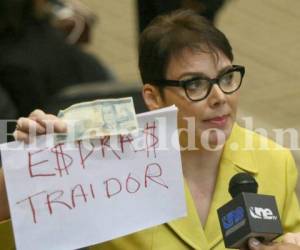 La diputada de Libre, Beatriz Valle, acusó a su compañero de bancada, Esdras Amado López, de traidor, foto: Alex Pérez.