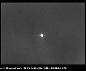 Imagen del cohete chino Long March 5B que fue captada por el telescopio Elena, localizado en Italia.