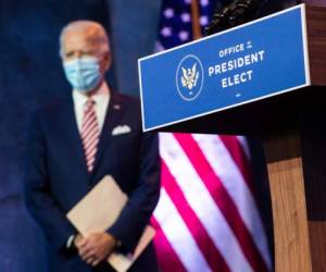 El presidente electo de Estados Unidos, Joe Biden, escucha a la vicepresidenta electa de Estados Unidos, Kamala Harris, hacer una declaración en The Queen en Wilmington, Delaware. Foto: Agencia AFP.