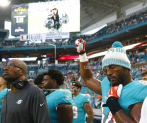 En Filadelfia, dos jugadores de los Eagles - campeones del último Súper Tazón - levantaron sus puños durante el himno en Pittsburgh. Foto:AP