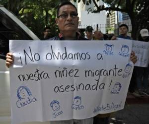 Un hombre sostiene un cartel que dice 'No olvidamos a nuestros hijos migrantes muertos' mientras participa en una protesta contra un acuerdo migratorio con los EE.UU. Foto AFP