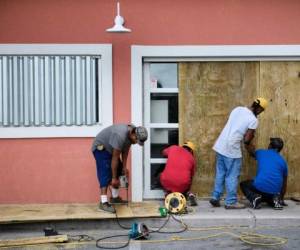 El norte de Florida se preparaba este martes para el 'monstruoso' huracán Michael, que podría llevar 'devastación total' al noroeste de este estado del sureste estadounidense cuando toque tierra el miércoles con vientos de categoría 3. Foto: Agencia AFP