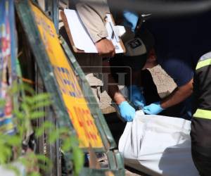 Los primeros cuerpos de las víctimas del accidente de una volqueta en Villa Nueva ya fueron sacados de la escena y trasladados hasta la morgue capitalina. Aquí las imágenes.