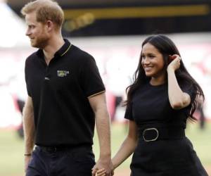 El Palacio de Buckingham publicó este viernes detalles del viaje que Harry hará con su esposa Meghan Markle y su pequeño hijo Archie, nacido en mayo. Foto: AP.