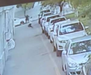 El hombre salió del vehículo y logró amortiguar el golpe del pequeño. Foto: Captura del video sacado de Youtube.