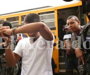 Emerson Eusebio Duarte Meza llegó a los tribunales capitalinos tratando de cubrirse el rostro y custodiado por elementos de la Policía Militar, foto: Marvin Salgado/El Heraldo.