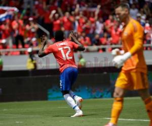 Joel Campbell celebra una de las anotaciones de Costa Rica ante Irlanda del Norte. Foto: Agencia AP.