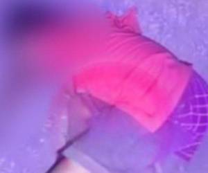 El cuerpo de la joven quedó tendido sobre el pavimento y fue encontrado por vecinos del sector, quienes alertaron de inmediato a las autoridades.