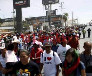 México entregó permisos de tránsito de hasta un mes a los centroamericanos de la caravana. (Foto: AP)