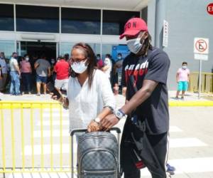 La madre de Alberth Elis acompañó al jugador directamente hacia una clinica privada en San Pedro Sula.