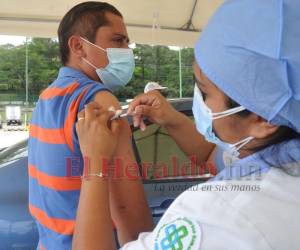 Las personas que quieran aplicarse las dosis deberán llevar su tarjeta de identidad.