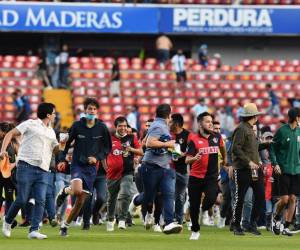 El sábado, mientras ‘Gallos Blancos’ del Querétaro y ‘Zorros’ del Atlas jugaban su partido del torneo Clausura-2022, un brote de violencia en las tribunas se desbordó a la cancha del estadio La Corregidora.