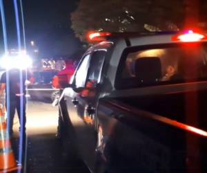 Autoridades de tránsito y personal forense realizan diligencias tras el accidente que dejó sin vida a un adolescente en San Antonio de Cortés.