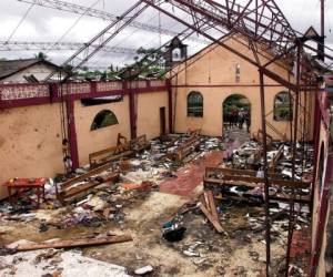 Esta fotografía de archivo del 8 de mayo de 2002 muestra una iglesia destruida por proyectiles de mortero en Bojayá, en el estado de Chocó, en el noroeste de Colombia. Foto: AP.