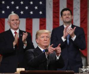 El presidente de Estados Unidos, Donald Trump, pronuncia el discurso sobre el Estado de la Unión mientras el vicepresidente de Estados Unidos, Mike Pence y el presidente de la Cámara de Representantes de Estados Unidos, Paul Ryan, observan. Foto AFP