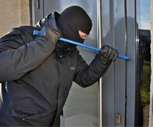 El ladrón salió corriendo de la casa cuando el residente llamó al número de emergencia 911, informó una televisora del país. Imagen ilustrativa. Foto: Pixabay.