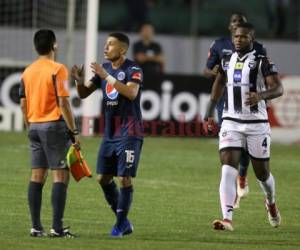 Tras ver la roja, Héctor Castellanos se dirigió a uno de los asistentes para suplicarle que le dijera a Walter López que estaba siendo injustamente expulsado por el de la falta era Erick Andino.