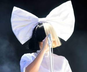 Sia es una cantante australiana que se ha hecho famosa por su pegajosas canciones y por cubrir su rostro. Foto: AP
