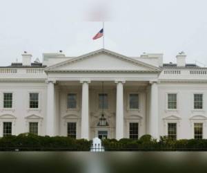El funcionario se mantendrá alejado de la Casa Blanca mientras esperan más pruebas. Foto: AFP