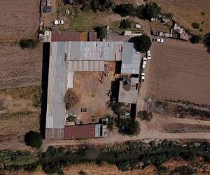 Vista aérea de la finca donde se encontró dos contenedores y 18 bolsas con restos humanos luego que una persona huyó y pidió ayuda a las autoridades. (Foto: AFP)