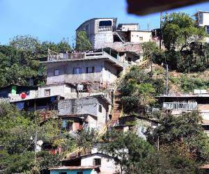 Debido a su topografía y el crecimiento desordenado de este sector, hay muchas viviendas que están en zonas de alto riesgo.